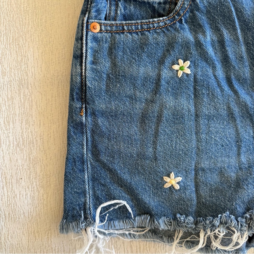 Levis Premium Womens Size W25 Ribcage Daisy Embroidered Denim Shorts - Picture 3 of 16